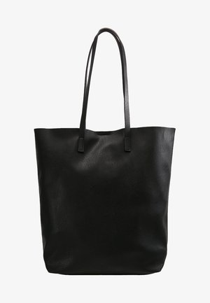 Zwarte leren tote bag met een gladde textuur, twee lange handvatten en een open bovenkant. Eenvoudige, rechthoekige vorm zonder zichtbare hardware of versieringen.