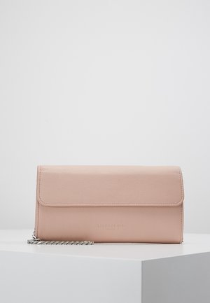 Rektangulær lyserød læderclutch med fold-over klap og sølvkædedetalje, der ligger på en hvid overflade.