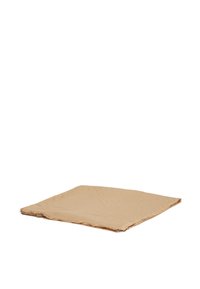 Beige bomuldsplaider, kvadratisk form med frynser, prydet med et struktureret mønster på overfladen. Blødt og let stof.