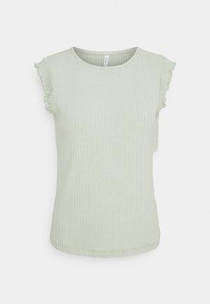 Jasnozielony prążkowany top z krótkim rękawem z falbankami i okrągłym dekoltem, prezentowany na jednolitym tle.