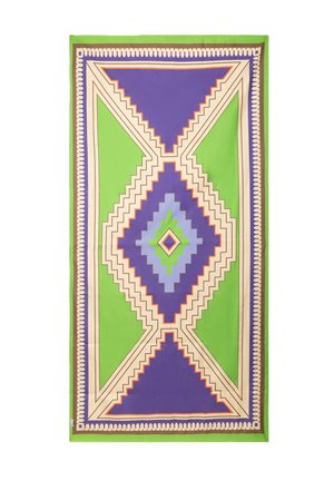 Tessuto rettangolare con motivo geometrico che presenta forme a gradini verdi, viola, lavanda, crema e arancione che formano un motivo centrale a diamante.