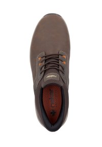 Zapato de cuero marrón con cordones y acentos naranjas, parte superior texturizada, cuello acolchado y plantilla con un patrón rojo. Suela plana de goma visible.