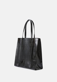 Bolsa tote de verniz preto com uma forma estruturada, apresentando uma textura de crocodilo, alças duplas e uma base plana para estabilidade.