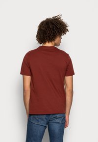 Levi's® GRAPHIC CREWNECK TEE - T-shirt estampada - fired brick