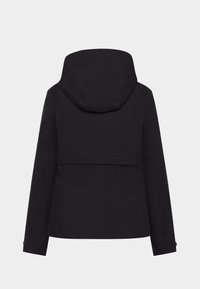 Musta takki hupulla, jossa on sileä pinta, rakenteellinen muotoilu ja keskipitkä leikkaus. Sisältää takana olevan ompeleen yksityiskohtia ja säädettävät hihansuut.