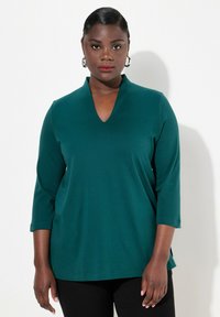 Ulla Popken À MANCHES 3/4 ET COL CALICE EN PIMA - Langarmshirt - deep green