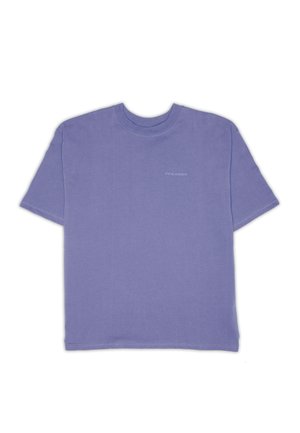 Lilla bomulds t-shirt med rund hals og korte ærmer. Den har et lille, diskret hvidt logo trykt på forsiden.