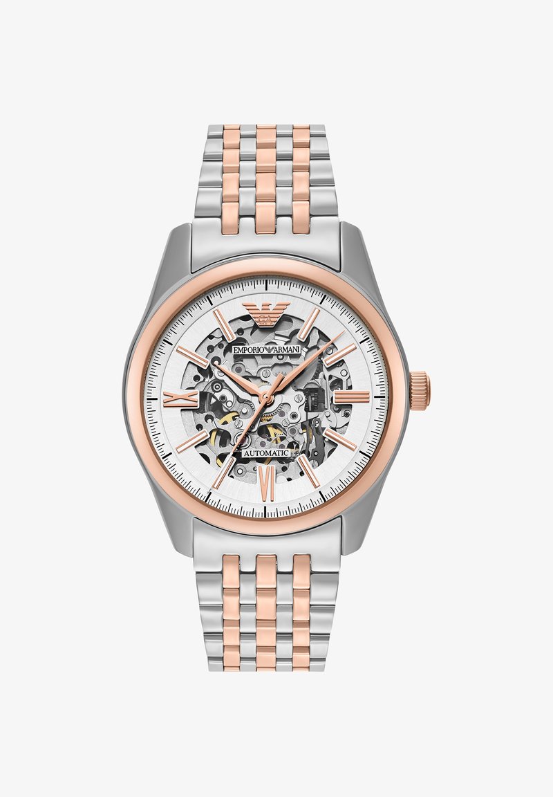 Zweifarbige silberne und roségoldene automatische Armbanduhr mit Skelettzifferblatt, das interne Zahnräder und Emporio Armani-Branding zeigt.