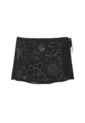 Črna zavita krilo z metalnimi zatiči v obliki sončnega utripa in abstraktnimi vzorci, zavezano ob strani s tkaninskimi trakovi.