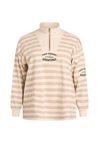 Sudadera de felpa de rayas beige y crema con cuello alto, media cremallera y texto impreso en el frente y las mangas. Textura de tela suave.