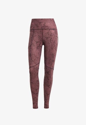 Hoch taillierte purpurrote Leggings mit abstraktem Muster, Seitentasche am linken Oberschenkel und weißem "TERREX"-Logo an der rechten Hüfte.