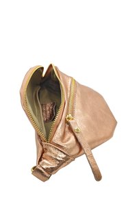 Sac à main métallisé rose doré avec fermeture éclair dorée, doublure en tissu et une sangle à boucle. Forme effilée avec texture lisse et poche intérieure visible.