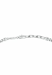 Bracciale in argento con maglie ovali, chiusura a gancio e dettaglio logo inciso, con una finitura lucida e brillante.