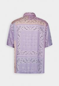 Košile s krátkým rukávem ve světle fialové látce s potiskem bandany a složitými krajkovými detaily, v uvolněném designu.