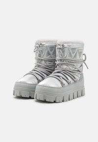 Guess UNIQUES Snowboot/Winterstiefel silver/silberfarben