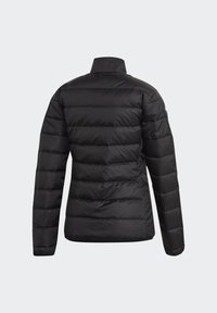 Chaqueta acolchada negra con diseño acolchado, cuello alto y mangas largas. Tejido liso y brillante con una silueta ajustada.