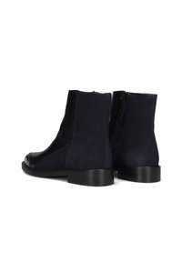 Bottes chelsea bleu marine avec des panneaux en daim et en cuir texturé, dotées d'une fermeture éclair et d'une semelle plate en caoutchouc. Fini lisse sur le bout.