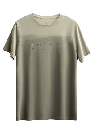 Olijfgroene t-shirt met korte mouwen, voorzien van een subtiele gradientontwerp en een bedrukt illustratie van een figuur die langs een hek loopt.