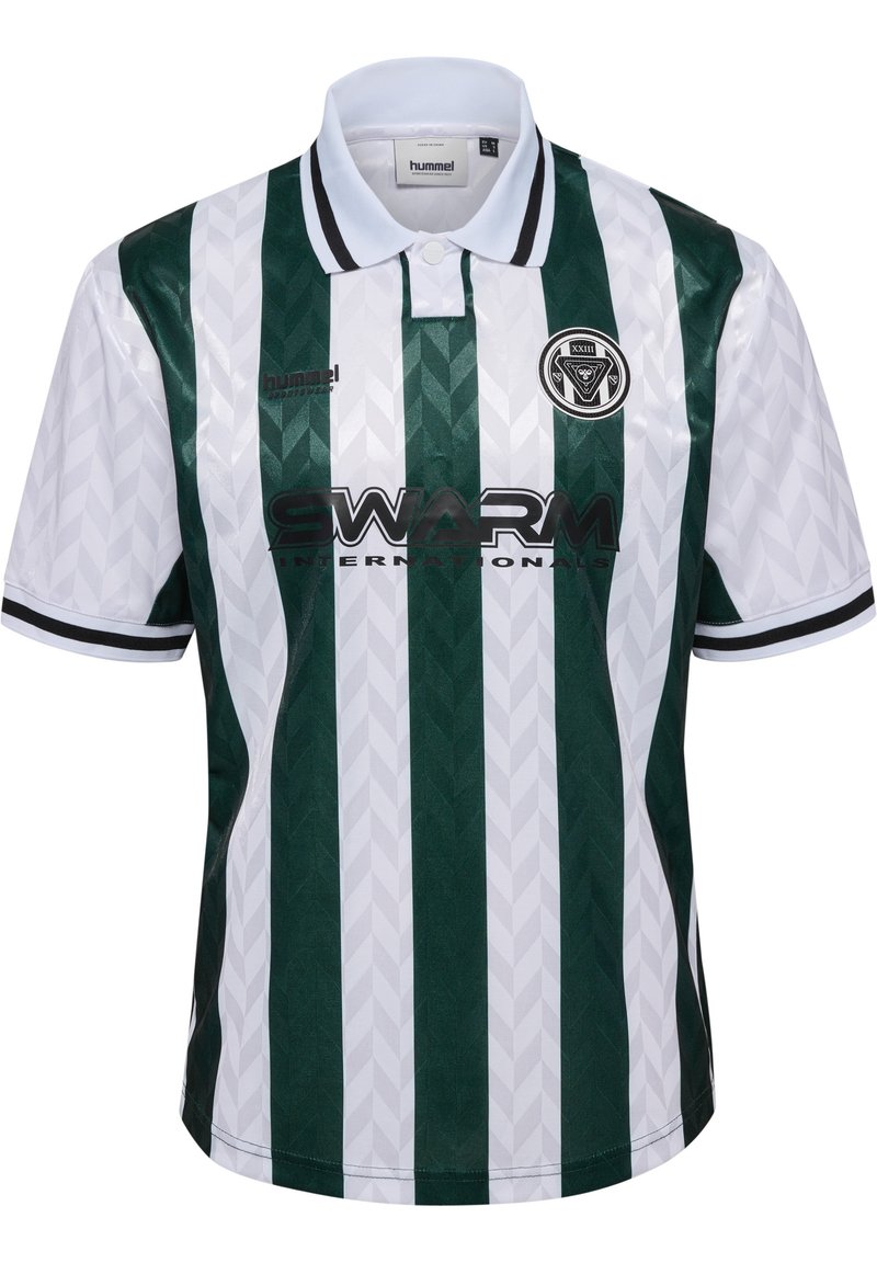 Jersey de manga corta a rayas verdes y blancas, con cuello, patrón geométrico y logo/branding negro en la parte delantera.