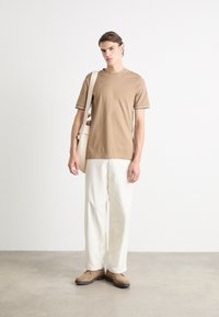 BOSS THOMPSON - Basic póló - open beige