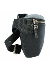 Borsa a cintura nera in pelle texture con zip dorata e tracolla regolabile con fibbia dorata.