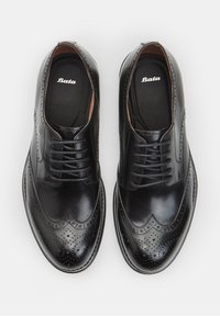 Scarpe da uomo in pelle nera con punta rotonda, dettagli brogue e design con lacci. Texture liscia con finitura lucida e soletta imbottita.