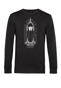 Camisa negra de manga larga con una ilustración de una chica gótica enmarcada por flores, una luna creciente, una vela y el texto "Oscuridad, Mi Viejo Amigo."