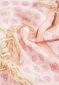 Foulard di seta con sfondo rosa chiaro decorato con motivi intricati di catene dorate e loghi, che mette in risalto una texture morbida e una caduta fluida.