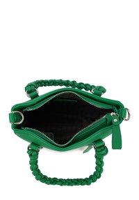 Groene leren handtas met een gevlochten handvat, ritssluiting en gestreepte stoffen binnenvoering. Het interieur heeft een ruime compartiment.