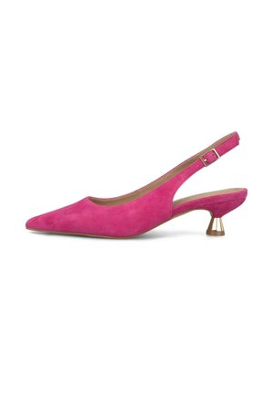 Zapato de tacón bajo tipo kitten en ante rosa con puntera puntiaguda y hebilla y punta del tacón en tono dorado.
