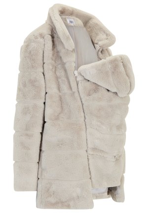 Cappotto in pelliccia sintetica di un beige chiaro, caratterizzato da una texture morbida e un colletto, con chiusura a zip e design a pannelli per un maggior calore.