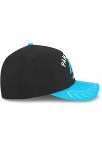 Schwarze Kappe mit blauem Schirm, versehen mit gesticktem Text und Logo. Die Unterseite des Schirms hat ein Blattmuster. Verstellbarer Rücken.