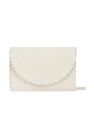Kleine off-white gestructureerde leren portemonnee met afgeronde klepsluiting en een smalle polsband op een witte achtergrond.