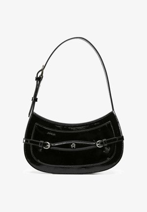Zwarte schoudertas van lakleer met een gebogen vorm, verstelbare band, zilverkleurige accenten en horizontale stikseldetails aan de voorkant.