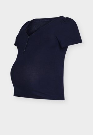 Tmavě modrý těhotenský top s krátkými nafouklými rukávy, výstřihem do V, žebrovanou texturou a třemi knoflíkovými ozdobami vpředu. Přiléhavý střih.