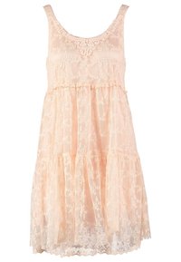 Robe en dentelle pêche sans manches avec motifs floraux, encolure arrondie et jupe à volants froncée.