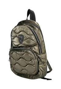 Zaino metallico verde oliva con texture trapuntata, dotato di numerosi scomparti con zip e un patch con logo sul davanti.