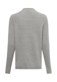 Hellgrau gestrickter Pullover aus Rippstrick mit Rundhalsausschnitt und langen Ärmeln; die Rückseite hat ein nahtloses Design mit subtiler Textur.