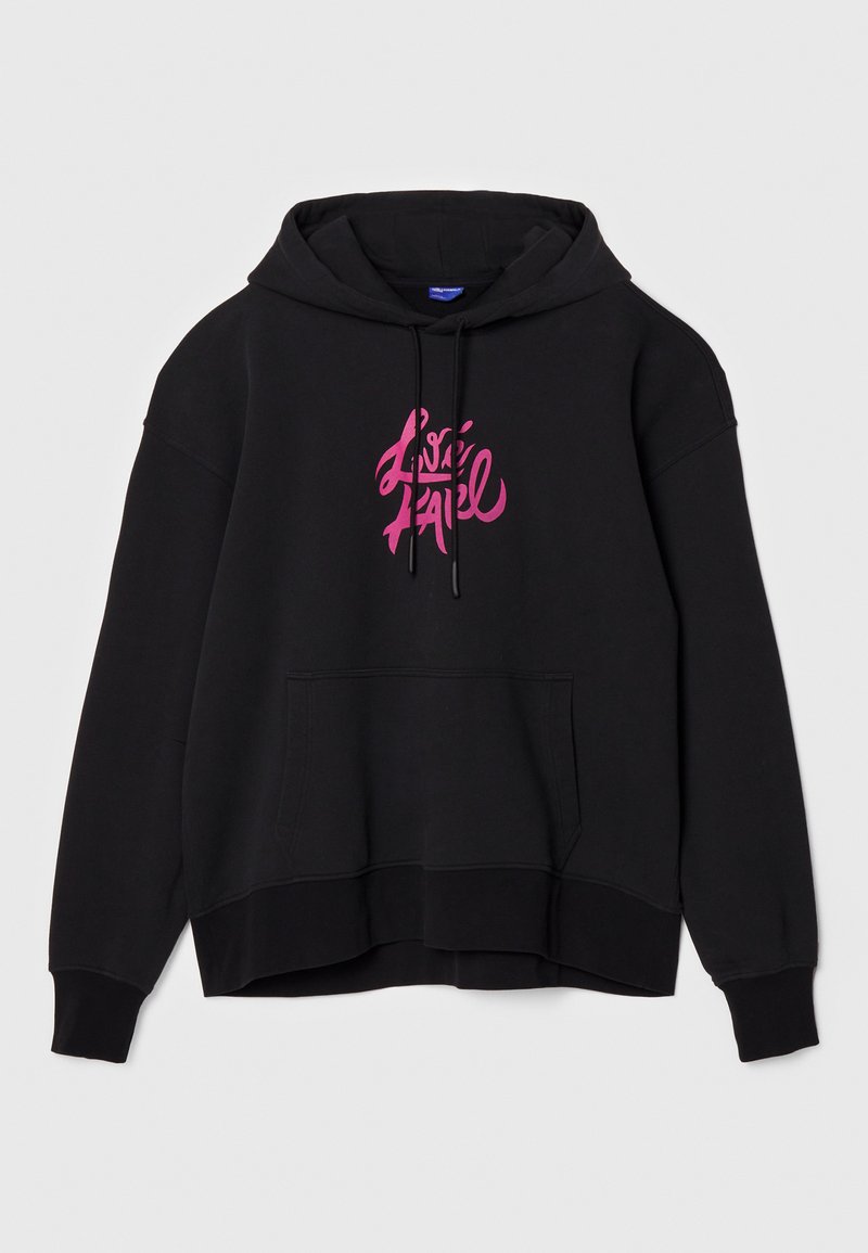 Zwarte hoodie met capuchon, voorzien van een roze grafisch tekstontwerp op de voorkant, een kangoeroe-pocket en ribbels aan de manchetten en onderkant. Zachte stof textuur.
