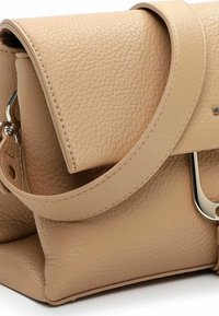 Borsa a tracolla in pelle beige testurizzata con una tracolla larga, chiusura a patta e dettagli in metallo argentato sul lato.