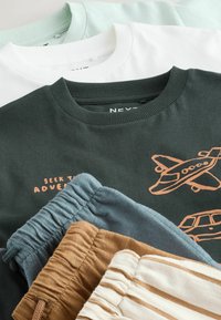 Kolme collegepaitaa mintunvihreänä, valkoisena ja tummanvihreänä graafisilla painatuksilla; kaksi housuparia vaaleansinisinä ja vaaleanruskeina joustovyötäröllä.