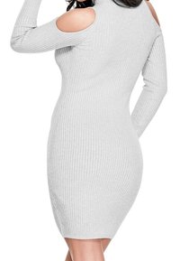 Robe en maille côtelée grise avec des manches longues et des découpes épaules froides, de forme ajustée et d'une longueur légèrement au-dessus du genou.