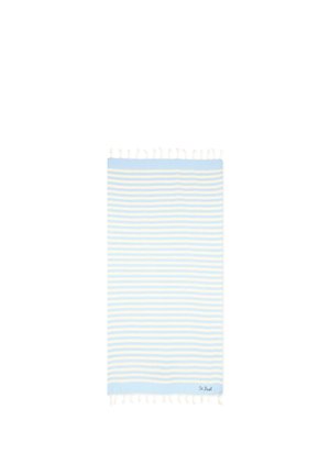 Ręcznik w jasnoniebiesko-białe poziome paski z frędzlami na krawędziach i małym logo "St. Barth" w jednym rogu.