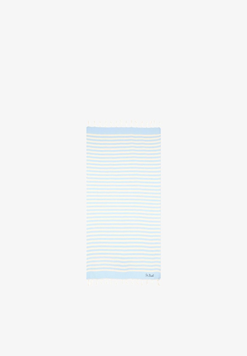 Serviette à rayures horizontales bleu clair et blanc avec des bords à franges et un petit logo « St. Barth » dans un coin.