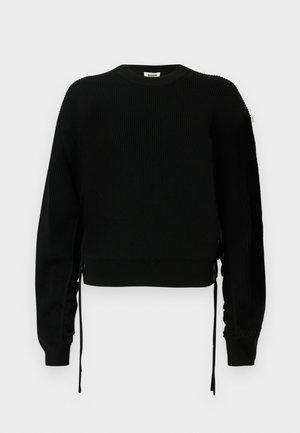 Czarny sweter prążkowany z okrągłym dekoltem, długimi rękawami i regulowanymi sznurkami u dołu, co pozwala na dopasowanie do sylwetki.