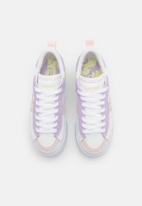 Sneakers Lacoste w białych, fioletowych i różowych panelach, z teksturowanym materiałem, białymi sznurowadłami i jasnooliwkowym wnętrzem w kamuflażu.