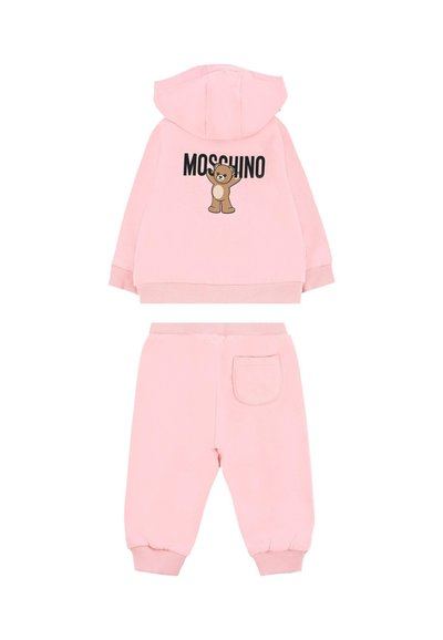 Sæt med pink hættetrøje og bukser, der har et bjørn grafik og "Moschino" tekst. Fremstillet af blødt stof med ribbede manchetter og en baglomme.
