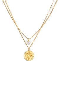 Collana a strati in tonalità oro con due catene. Il pendente inferiore presenta un design di sole testurizzato, mentre il pendente superiore è una pietra tonda e trasparente.