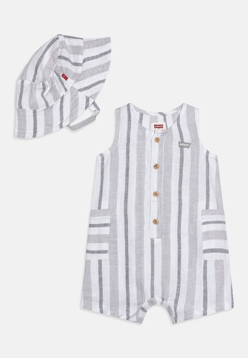 Combinaison sans manches pour bébé avec rayures verticales grises et blanches et boutons en bois, assortie d'un chapeau bob avec sangle.