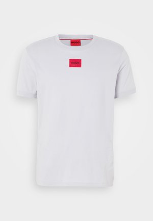 Ein weißes Baumwoll-T-Shirt mit kurzen Ärmeln und Rundhalsausschnitt, versehen mit einem roten gestickten quadratischen Logo, das auf der Brust zentriert ist.